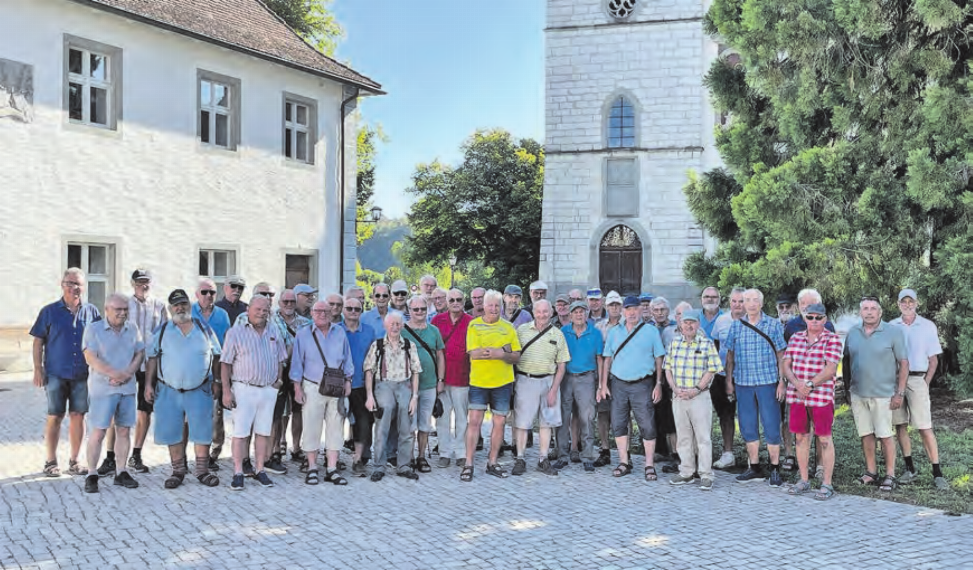 Stimmungsvoll: Die Teilnehmenden des Seener Männerstamms vor der imposanten Klosterkirche. (Bild: zVg.) - Das Bild wird blockiert. – Möglicherweise durch einen aktiven Adblocker.