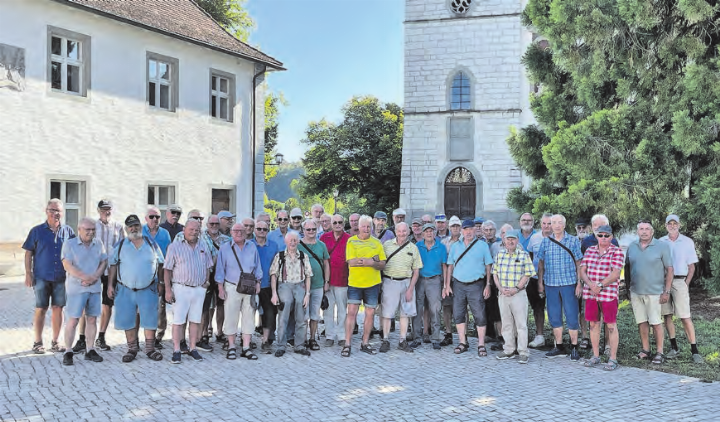 Stimmungsvoll: Die Teilnehmenden des Seener Männerstamms vor der imposanten Klosterkirche. (Bild: zVg.)