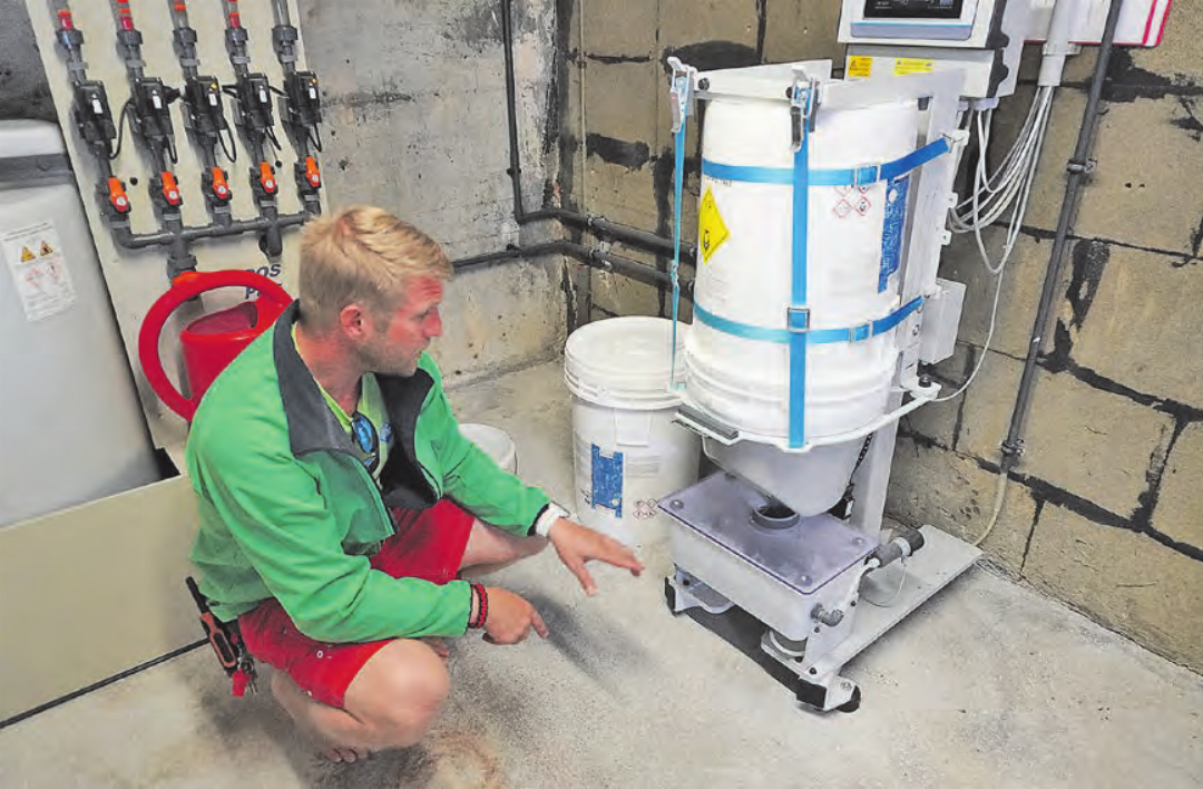 Hier wird das Chlor von der Maschine dosiert. So wird sichergestellt, dass es den Vorgaben entspricht. Hier wird das Chlor von der Maschine dosiert. So wird sichergestellt, dass es den Vorgaben entspricht.