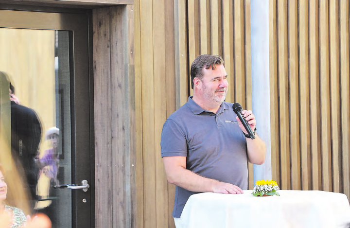 Wayne van Rooyen, der Geschäftsleiter der Stiftung Altried, begrüsste die Besucher und führte sie durch die Räume. Wayne van Rooyen, der Geschäftsleiter der Stiftung Altried, begrüsste die Besucher und führte sie durch die Räume.