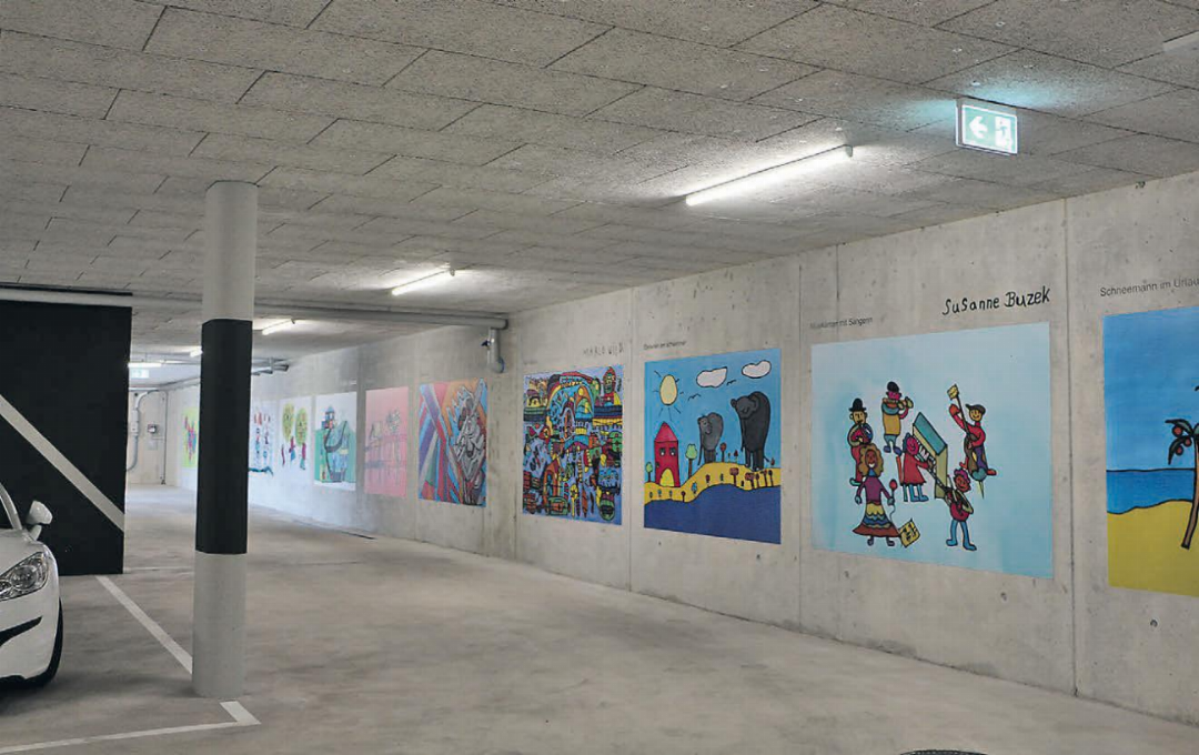 Durch die farbenfrohen Kunstwerke der Klientinnen und Klienten der Stiftung Altried sorgt bereits die Einfahrt in die Einstellhalle für den ersten «Wow-Effekt». (Bilder: Janine Flückiger) Durch die farbenfrohen Kunstwerke der Klientinnen und Klienten der Stiftung Altried sorgt bereits die Einfahrt in die Einstellhalle für den ersten «Wow-Effekt». (Bilder: Janine Flückiger)