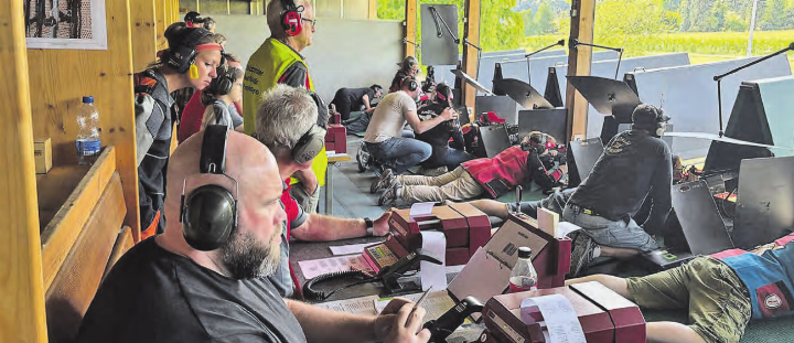 Volle Konzentration im Schützenstand des SV Oberkulm. (Bild: zVg.)