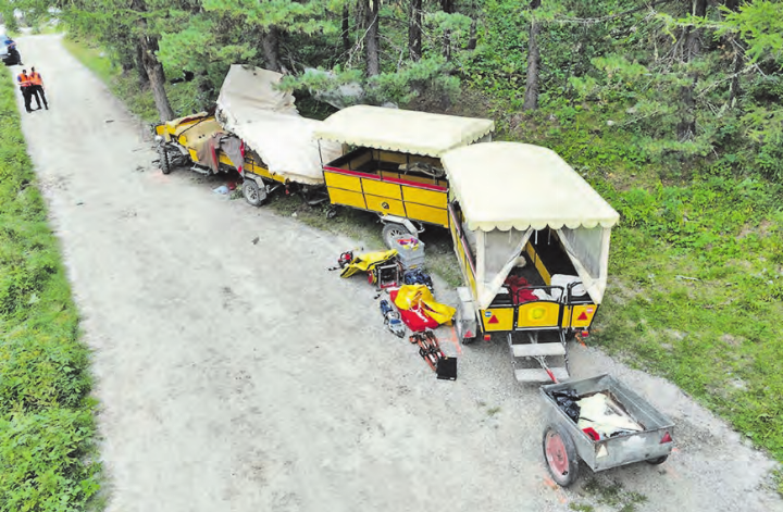 Beim Unglück im Engadin kam eine 73-jährige Frau aus Holziken ums Leben, zwölf weitere Personen wurden verletzt. (Bild: Kantonspolizei Graubünden)