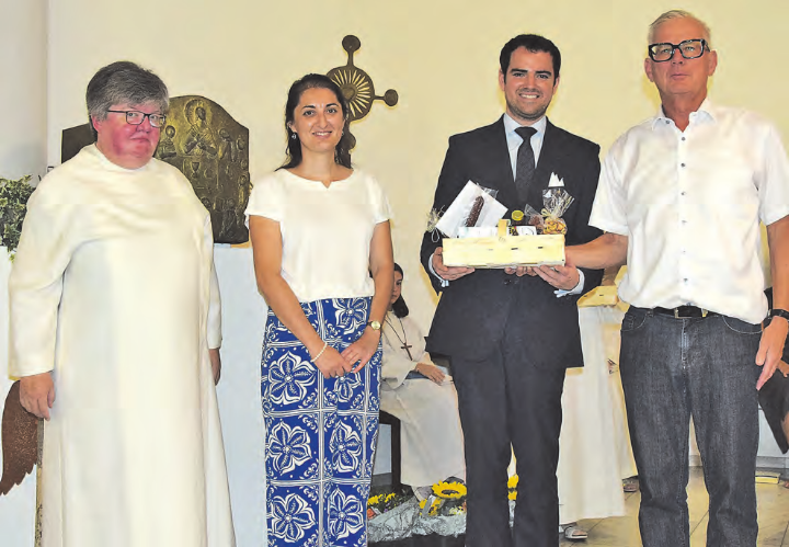 Sie treten in grosse Fussstapfen (v.l.): Die Katechetin Ursula Schwegler, die Chorleiterin Albina Toplana und der Organist Willy Haroun, zusammen mit dem Präsidenten der Ortskirchenpflege, Werner Ryter. (Bilder: Frieda Steffen)