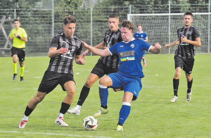 Keine Angst vor den Favoriten: Böjus Aron Bachmann erzielte gegen Menzo Reinach das erste Böju-Tor der Saison. (Bild: Roland Jaus)