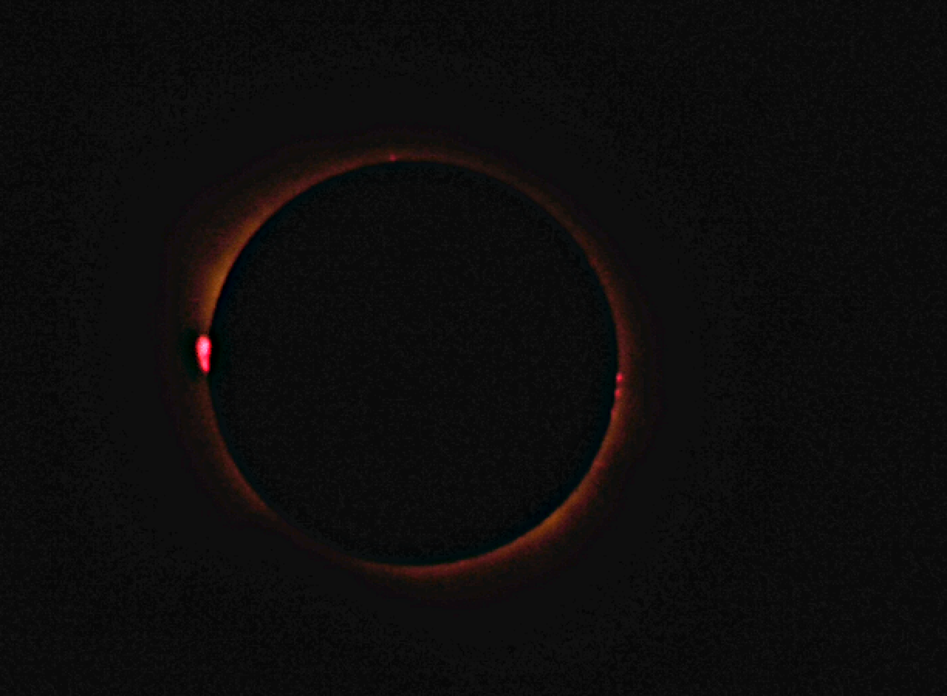 Totale Sonnenfinsternis vom 12. August: von unserem Leser Werner Baumann in Spanien fotografiert. - Das Bild wird blockiert. – Möglicherweise durch einen aktiven Adblocker.
