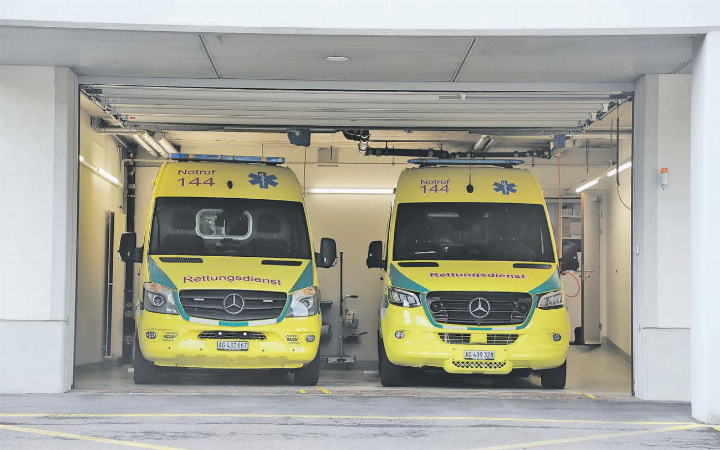 Die Ambulanzfahrzeuge bleiben am Standort Menziken erhalten. Das Luzerner Kantonsspital wird ab dem 1. November 2026 genügend Fachpersonal für die Rettungsteams finden. (Bild: Remo Conoci)