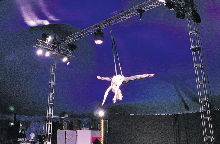 Ihre Schwindelfreiheit bewiesen die Artistinnen des Zirkus Capriola an unterschiedlichen Geräten, hoch oben unter dem Zeltdach.