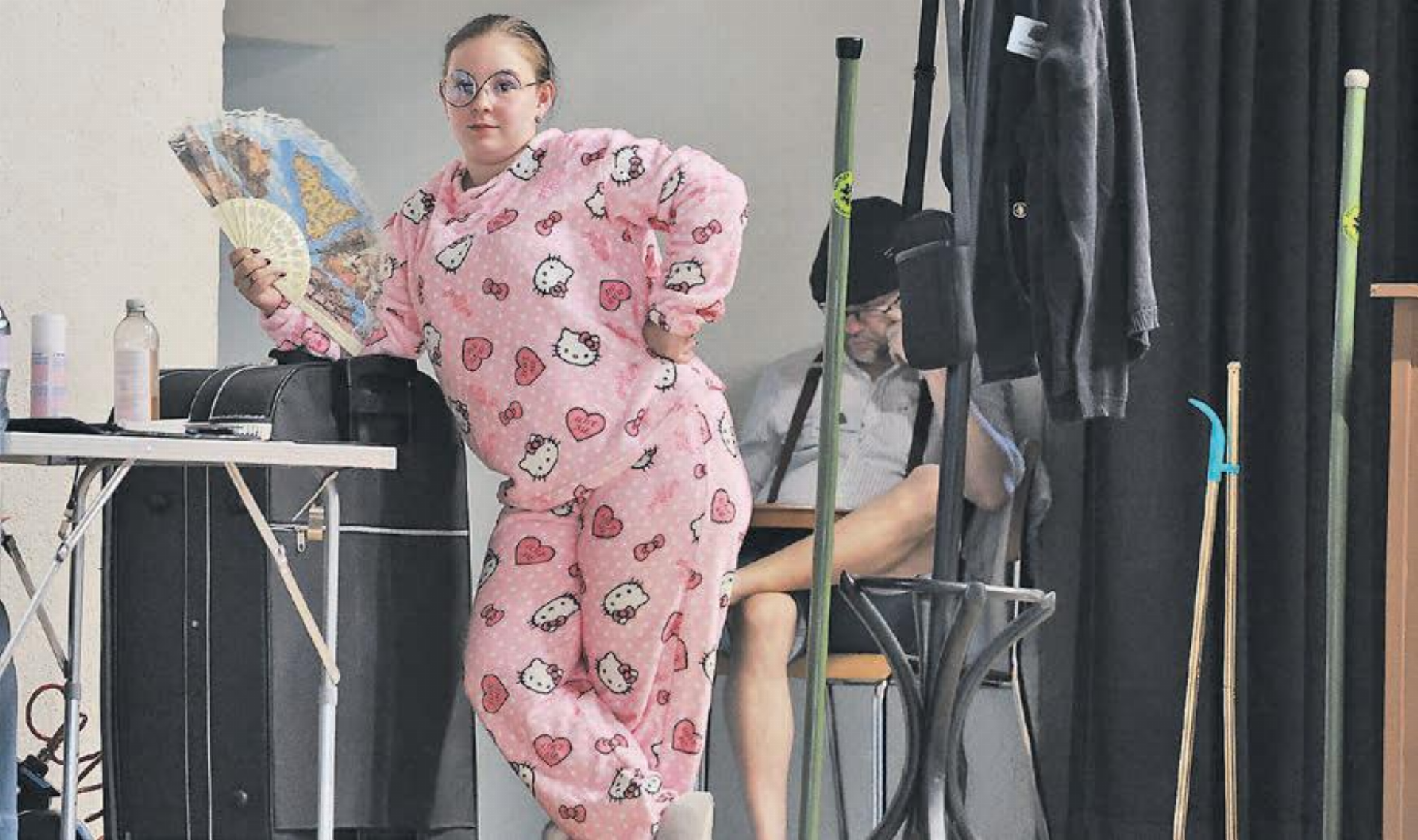 «Bambi» im Bühnenoutfit – der Probenbetrieb ist schon ohne Scheinwerfer schweisstreibend. - Das Bild wird blockiert. – Möglicherweise durch einen aktiven Adblocker.
