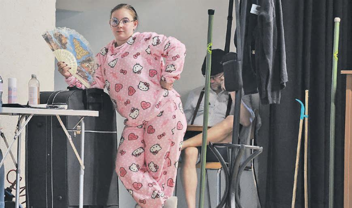 «Bambi» im Bühnenoutfit – der Probenbetrieb ist schon ohne Scheinwerfer schweisstreibend.