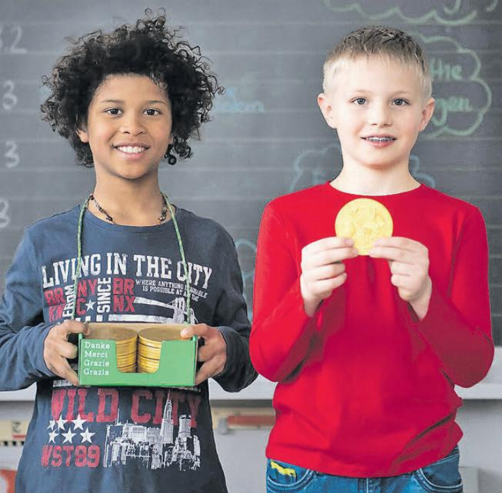 Ab Ende August verkaufen Schulkinder an Haustüren, auf Strassen und Plätzen in der ganzen Schweiz den traditionsreichen Schoggitaler für Natur- und Heimatschutz. (Bild: zVg.)