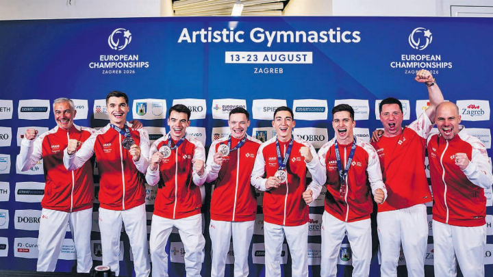 Strahlen mit der Medaille um die Wette: Das Schweizer Team und die Trainer freuen sich sichtlich über den Erfolg an der EM. (Bilder: Schweizerischer Turnverband)