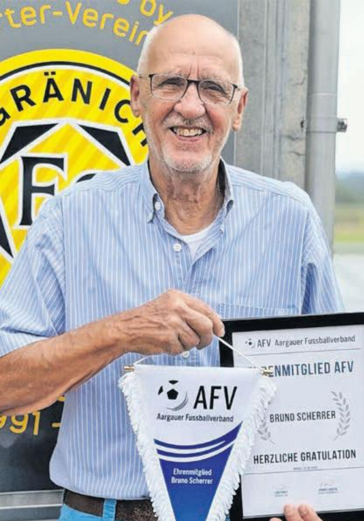 FC Gränichen-Ikone Bruno Scherrer wurde zum AFV-Ehrenmitglied ernannt. (Bild: zVg.) FC Gränichen-Ikone Bruno Scherrer wurde zum AFV-Ehrenmitglied ernannt. (Bild: zVg.)