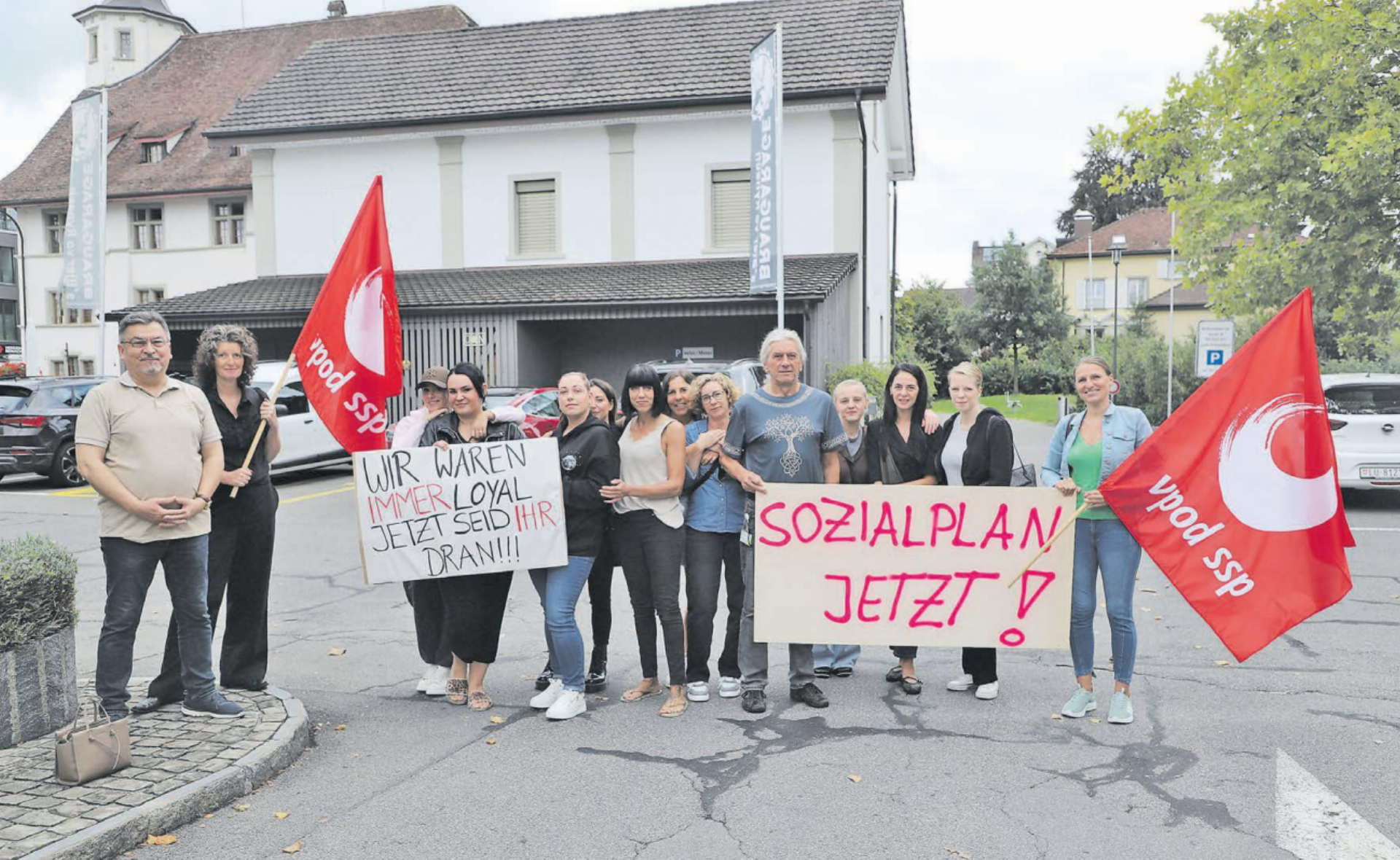 Das Personal des Spitals Menziken bezieht an der Medienorientierung Stellung. Unterstützung gibt es von SP-Grossrätin Lelia Hunziker (2.v.l.) und von der Gewerkschaft VPOD, vertreten durch Roman Künzler (nicht auf dem Bild). (Bilder: Remo Conoci) - Das Bild wird blockiert. – Möglicherweise durch einen aktiven Adblocker.