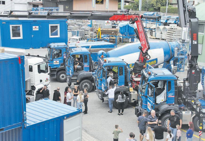 Der imposante, moderne Wagenpark stand «Spalier» für die eintreffenden Jubiläumsgäste. (Bilder: Roland Marti)