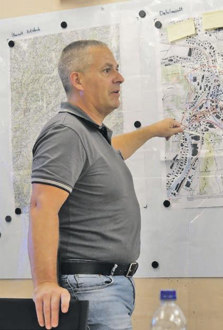 RFO-Chef Patrick Sauzet zeigt ein Beispiel. (Bilder: RFO aargauSüd/Maurice Velati)