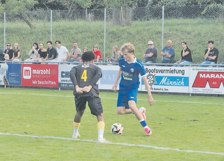 Der FC Beinwil am See, hier mit Nico Dossegger (rechts), bezog gegen Küttigen II eine empfindliche 0:5 Heimklatsche. (Bild: Roland Jaus)