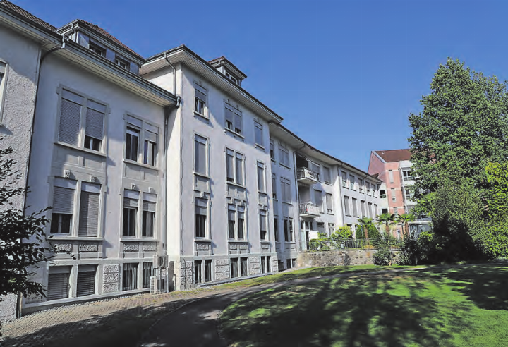 Teile der Liegenschaft an der Feldstrasse in Menziken werden vom LUKS und dem Pflegeheim Falkenstein gemietet. Zum Beispiel das zweite Obergeschoss des Spitals bleibt ab dem 1. November vorläufig ungenutzt. (Bild: Remo Conoci) Teile der Liegenschaft an der Feldstrasse in Menziken werden vom LUKS und dem Pflegeheim Falkenstein gemietet. Zum Beispiel das zweite Obergeschoss des Spitals bleibt ab dem 1. November vorläufig ungenutzt. (Bild: Remo Conoci)