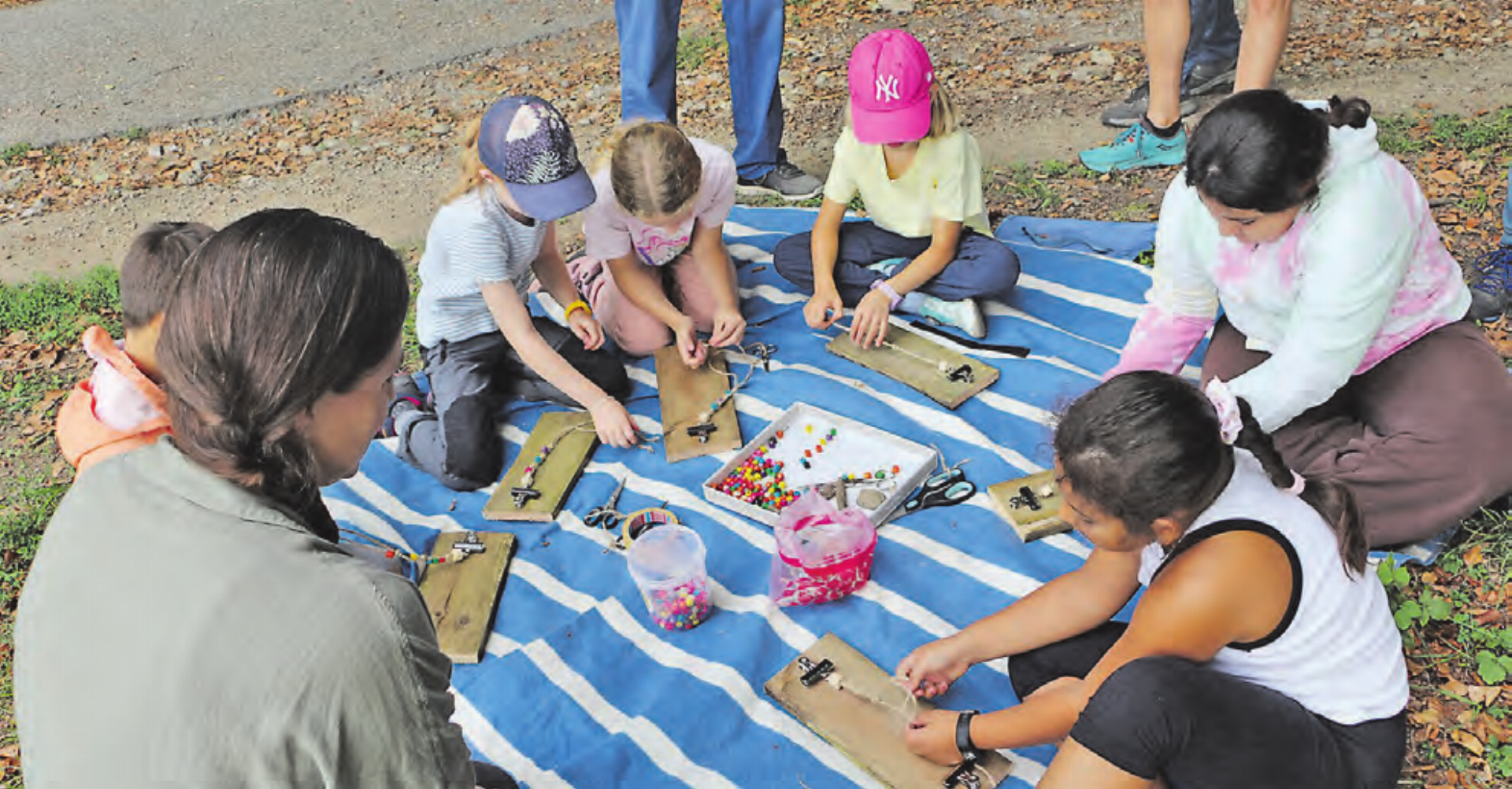 Eine Erinnerung zum Mitnehmen: Die Kinder hatten sichtlich Freude daran, ihrer Kreativität beim Basteln des Schlüsselanhängers freien Lauf zu lassen. - Das Bild wird blockiert. – Möglicherweise durch einen aktiven Adblocker.