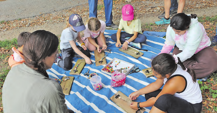 Eine Erinnerung zum Mitnehmen: Die Kinder hatten sichtlich Freude daran, ihrer Kreativität beim Basteln des Schlüsselanhängers freien Lauf zu lassen.