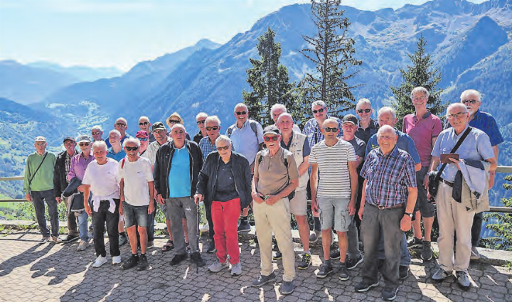 Strahlen mit der Sonne um die Wette: Die ehemaligen Mitarbeitenden der Fischer Reinach AG. (Bild: zVg.)