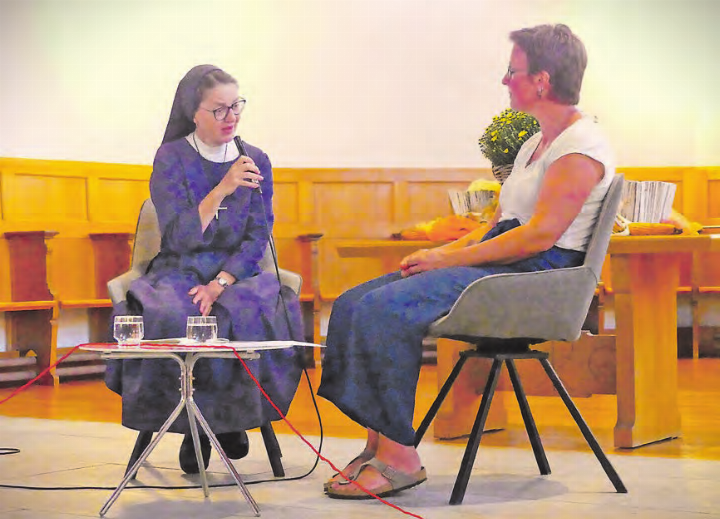 Im Gespräch: Sr. Katja Müller und Rahel Fritschi. (Bild: zVg.) Im Gespräch: Sr. Katja Müller und Rahel Fritschi. (Bild: zVg.)