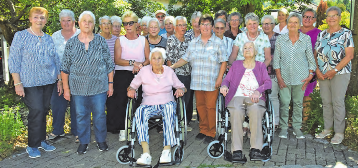 Zahlreiche Beteiligte an einem tollen Projekt: Die Rollstuhlgruppen und zwei der Rollstuhlfahrerinnen formierten sich im Garten des Alterszentrums zu einem gemeinsamen Bild. (Bilder: Frieda Steffen)