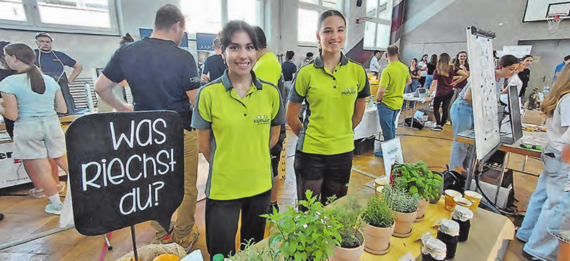 Die Lernenden vom Gartencenter Huplant informierten aus erster Hand über die Ausbildung zur Gärtnerin Fachrichtung Pflanzenproduktion. (Bilder: Roland Marti) - Das Bild wird blockiert. – Möglicherweise durch einen aktiven Adblocker.