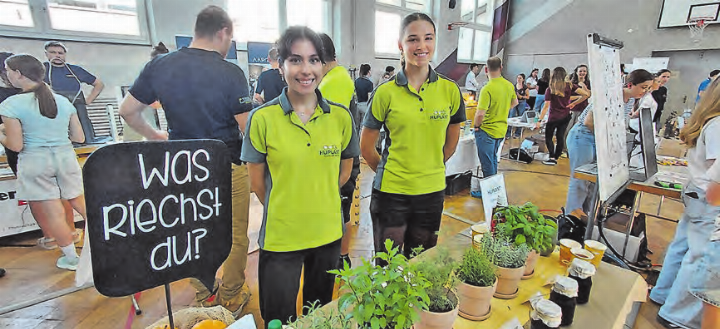 Die Lernenden vom Gartencenter Huplant informierten aus erster Hand über die Ausbildung zur Gärtnerin Fachrichtung Pflanzenproduktion. (Bilder: Roland Marti)