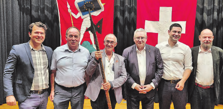Kämpfen beherzt gegen die EU-Verträge: (v.l.) Grossrat Simon Baumgartner, Nationalrat Alois Huber, Hans-Heinrich Leuzinger, Ortsparteipräsident Menziken, die Nationalräte Andreas Glarner und Benjamin Giezendanner und der Reinacher Ortsparteipräsident Bruno Rudolf. (Bild: Roland Marti)