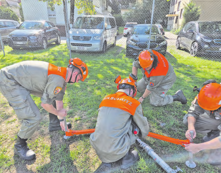 Angehörige der Führungsunterstützung beim Aufbau von Notfallinfrastruktur. (Bild: zVg.)