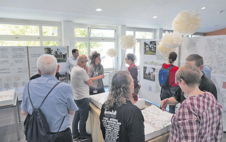 Angeregte Diskussionen: Das Bauvorhaben wurde rege besprochen. (Bilder: Melanie Köchli)