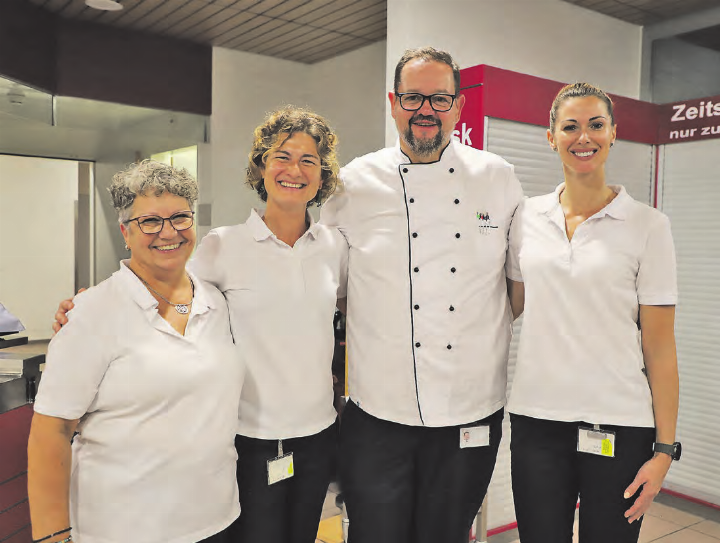 Ein Teil des Küchen-Teams um Chefkoch Gerd Seelmann sorgte mit einem selber produzierten Apéro für einen gelungenen Abschluss der Betriebsführung. (Bilder: Remo Conoci)