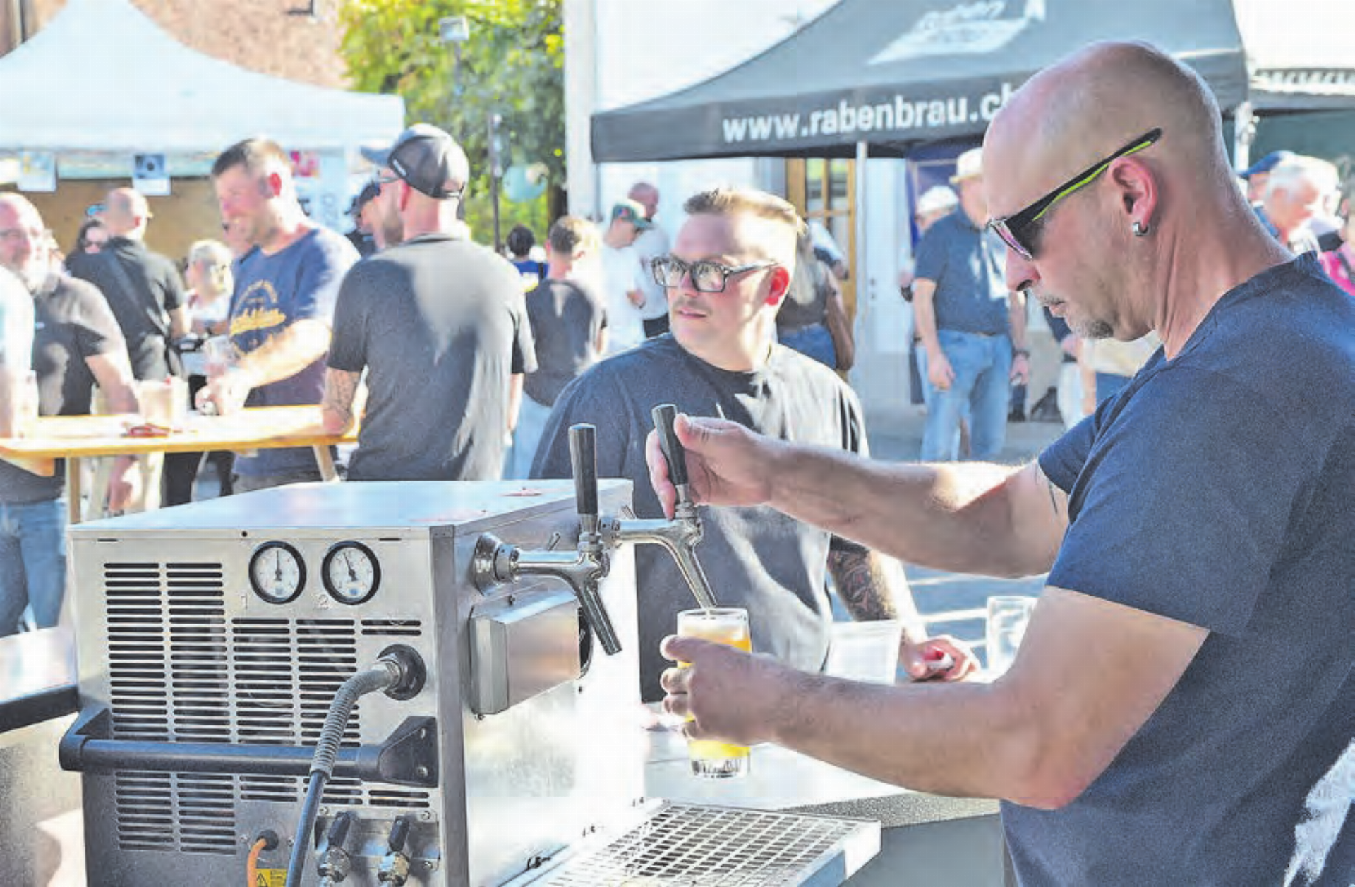 7 Schweizer Bierproduzenten zapften am 7. Rynecher Bierkulturtag total 43 handwerklich produzierte Sorten. (Bilder: Wolfgang Rytz) zur Variante Heubeeri Schoggi Möuch Stout. «Ein schönes mildes Bier», erklärte Peter Schmidlin einem Besucher am Stand. Noch bunter trieb es René Bühlmann. Der Brauhuus 531-Chef tat - Das Bild wird blockiert. – Möglicherweise durch einen aktiven Adblocker.