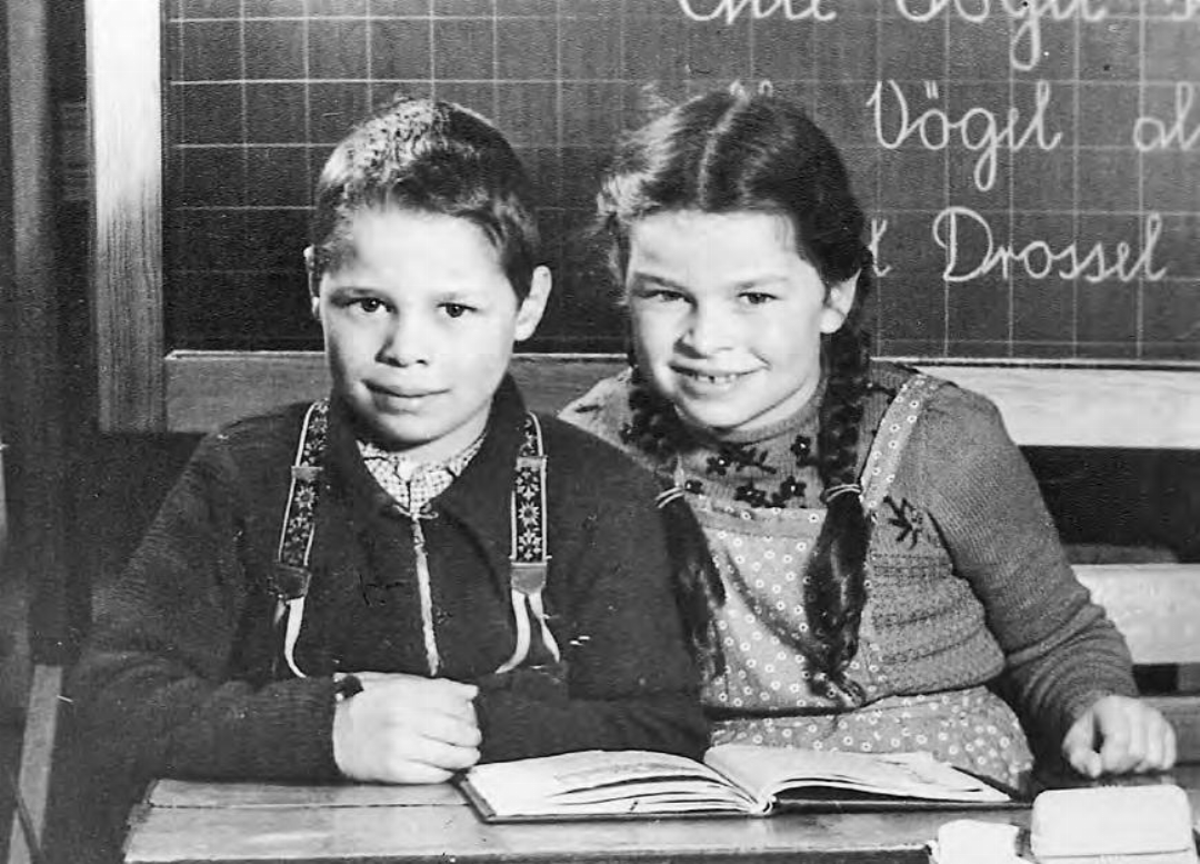 1953 Lorenz Haller (1. Kl.) mit seiner Schwester Trudi (2. Kl.) im Zetzwiler Schulhaus. (Bilder: zVg.) 1953 Lorenz Haller (1. Kl.) mit seiner Schwester Trudi (2. Kl.) im Zetzwiler Schulhaus. (Bilder: zVg.)