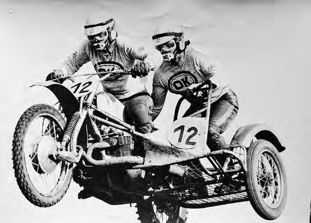 1973 Lorenz Haller (l.) an einem Sidecar-Cross mit seinem Bruder Samuel. 1973 Lorenz Haller (l.) an einem Sidecar-Cross mit seinem Bruder Samuel.