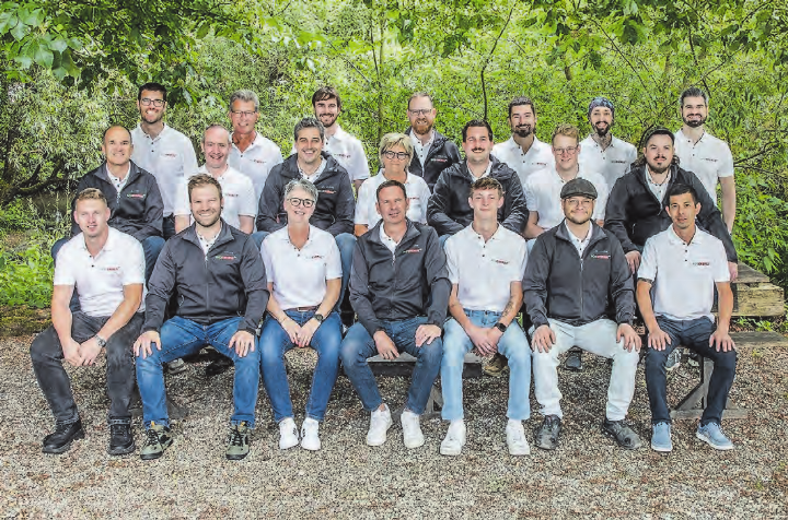 Voller Energie für Batteriespeicher, E-Mobilität, Photovoltaik und Wärmepumpen: Das Team der eco energie a plus ag in Hirschthal. (Bild zVg.)