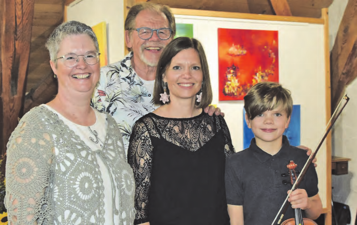 Eine kreative Kombination (v.l.): Karin Brugger, Jakob Büchli, Noemi und Tim Leuenberger. Im Hintergrund strahlende Farbenkompositionen von Karin Brugger. (Bilder: Frieda Steffen)
