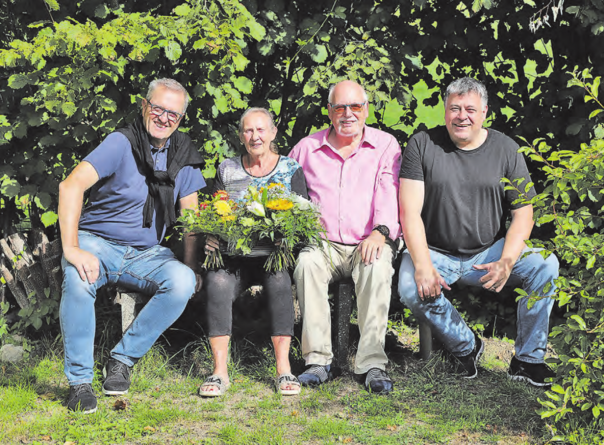 Zu Besuch bei «st.» in Schlossrued, zu ihrem runden Geburtstag: (v.l.) Raphael Nadler (Chefredaktor «Landanzeiger»), Jubilarin Frieda Steffen mit ihrem Partner Heinz und Remo Conoci (Geschäftsleiter und Redaktor «Wynentaler Blatt»). (Bild: Christine Steffen) - Das Bild wird blockiert. – Möglicherweise durch einen aktiven Adblocker.