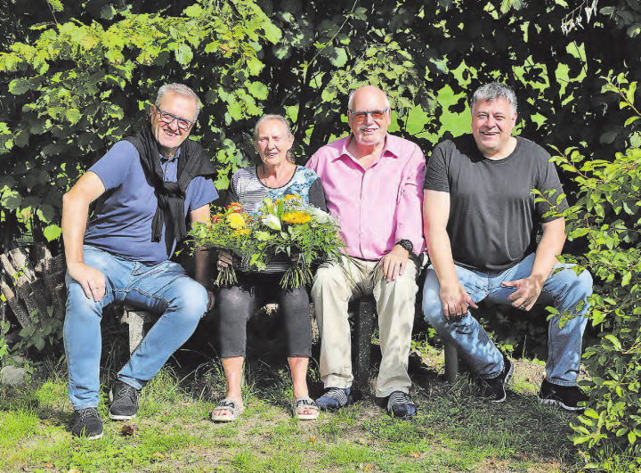 Zu Besuch bei «st.» in Schlossrued, zu ihrem runden Geburtstag: (v.l.) Raphael Nadler (Chefredaktor «Landanzeiger»), Jubilarin Frieda Steffen mit ihrem Partner Heinz und Remo Conoci (Geschäftsleiter und Redaktor «Wynentaler Blatt»). (Bild: Christine Steffen)