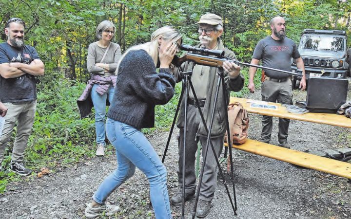 Die Tradition des Gemeinderatsschiessens: Die Treffsicherheit litt in der Dämmerung, trotz Zielfernrohr am Luftgewehr.