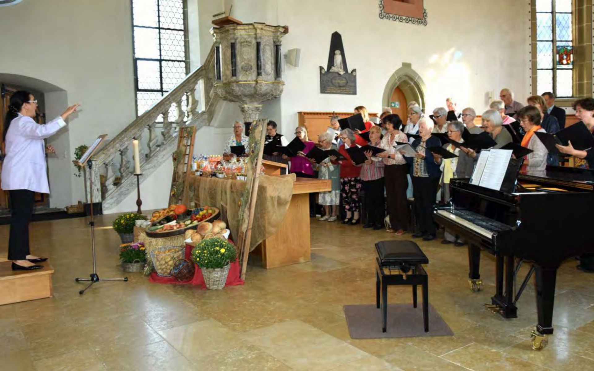 Erfolgreicher Auftritt: Der Ad-hoc-Chor in der ref. Kirche Schöftland mit Galina Marx als Dirigentin. (Bild: Frieda Steffen) - Das Bild wird blockiert. – Möglicherweise durch einen aktiven Adblocker.