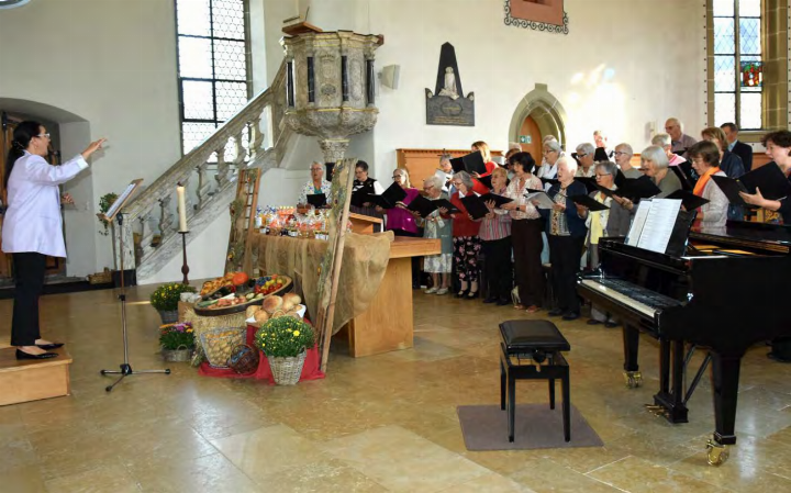 Erfolgreicher Auftritt: Der Ad-hoc-Chor in der ref. Kirche Schöftland mit Galina Marx als Dirigentin. (Bild: Frieda Steffen)