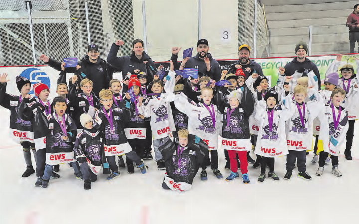 Die U9 des SC Reinach spielte in zwei Teams um Ruhm und Ehre. Für das Gruppenbild versammelten sich die Jüngsten und ihre Trainer für ein Teamfoto. Mehr Bilder unter facebook.com/wynentaler. (Bilder: Remo Conoci)