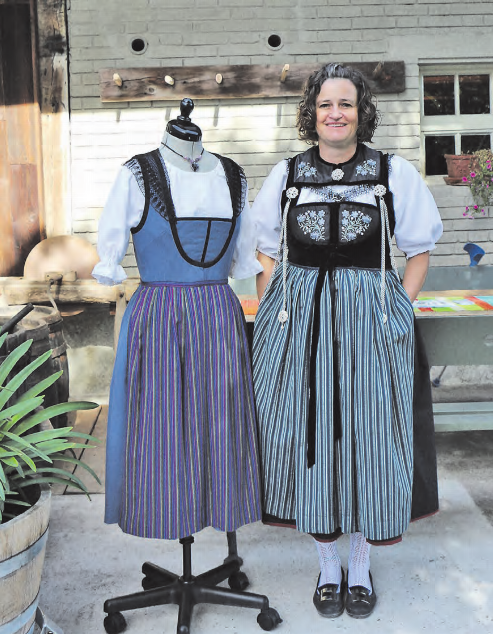Die Trachtenschneiderin Salome Baumann zeigt am Ausstellungstück, wie eine Tracht Tradition und Moderne vereinen kann. - Das Bild wird blockiert. – Möglicherweise durch einen aktiven Adblocker.