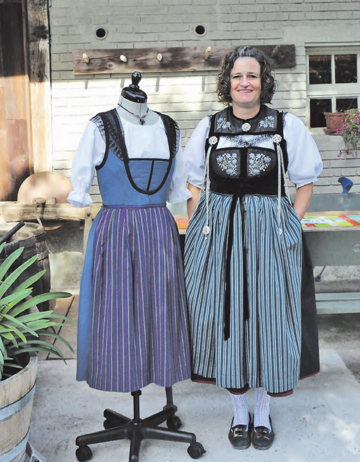 Die Trachtenschneiderin Salome Baumann zeigt am Ausstellungstück, wie eine Tracht Tradition und Moderne vereinen kann. Die Trachtenschneiderin Salome Baumann zeigt am Ausstellungstück, wie eine Tracht Tradition und Moderne vereinen kann.