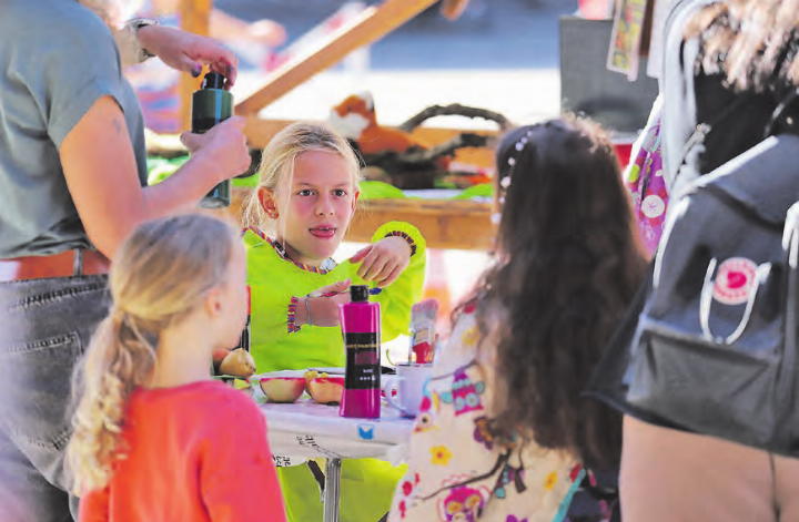 Mit Farben malen, basteln und eine gute Familienzeit geniessen. Am Familientag in Gränichen wurden diese Ziel erreicht. (Bilder: Remo Conoci)