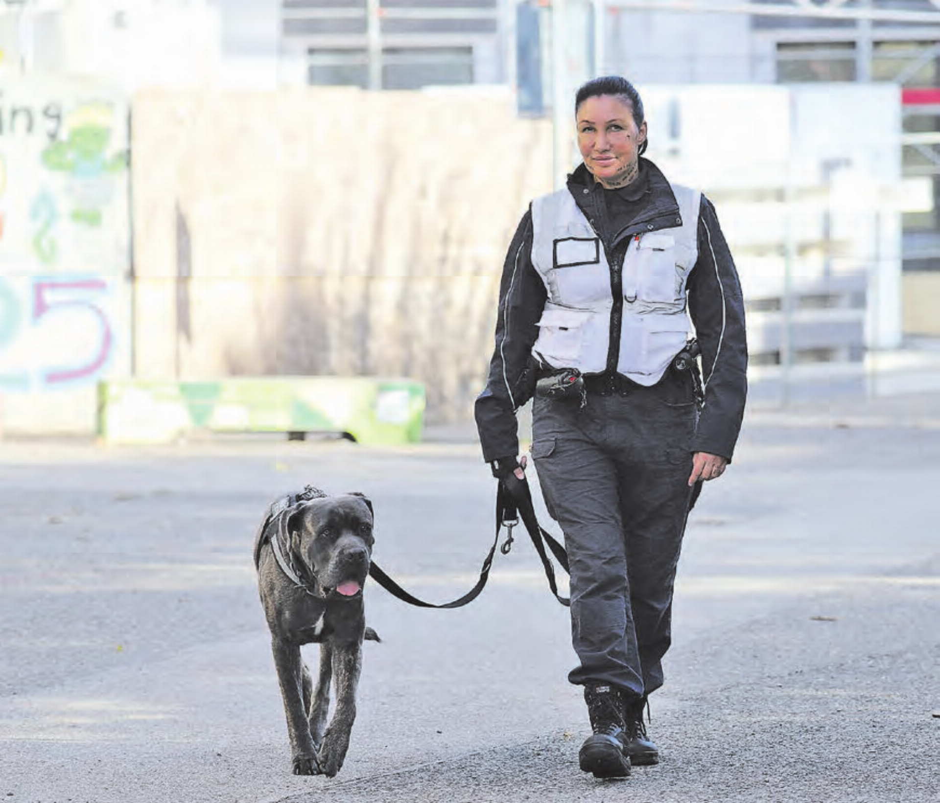 Martina Bolliger und «Hektor» sind eines der Teams der «Seetal Security», die um die Menziker Schulhäuser patrouillieren. (Bild: Remo Conoci) - Das Bild wird blockiert. – Möglicherweise durch einen aktiven Adblocker.