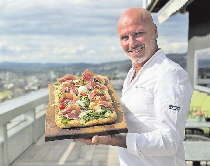 Sergio Napoletano freut sich, seinen Gästen in Menziken ab Oktober eine Pizza mit Aussicht anbieten zu können. (Bild: zVg.)
