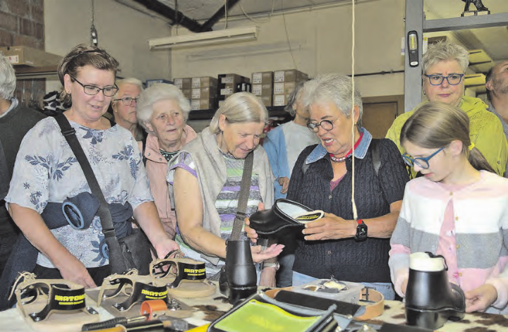 Verschiedene handwerkliche Erzeugnisse des Schlarpe-Chlopfers werden in die Hand genommen. (Bilder: Kathrin Aerni) Verschiedene handwerkliche Erzeugnisse des Schlarpe-Chlopfers werden in die Hand genommen. (Bilder: Kathrin Aerni)